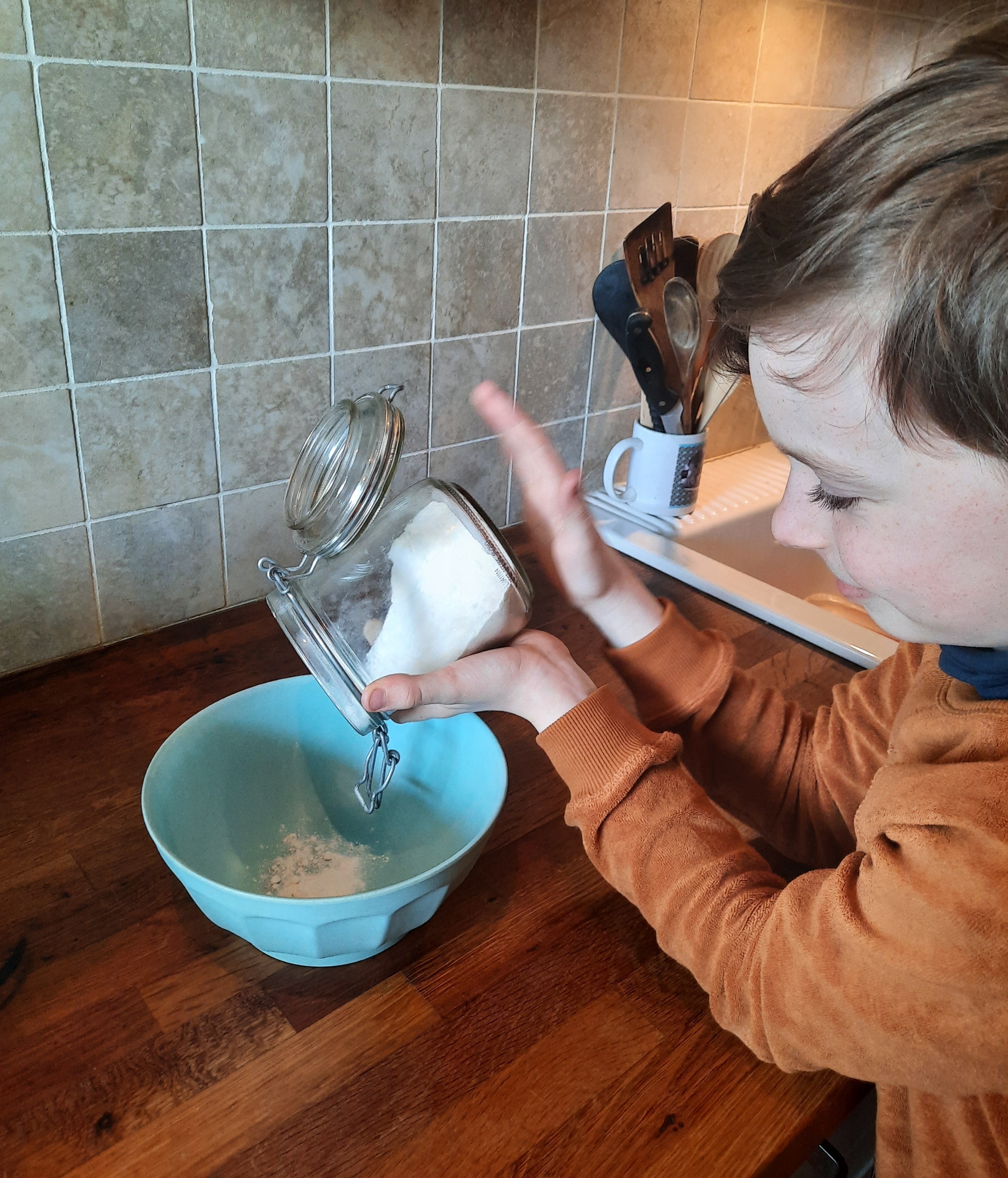 Jef mengt de droge ingrediënten
